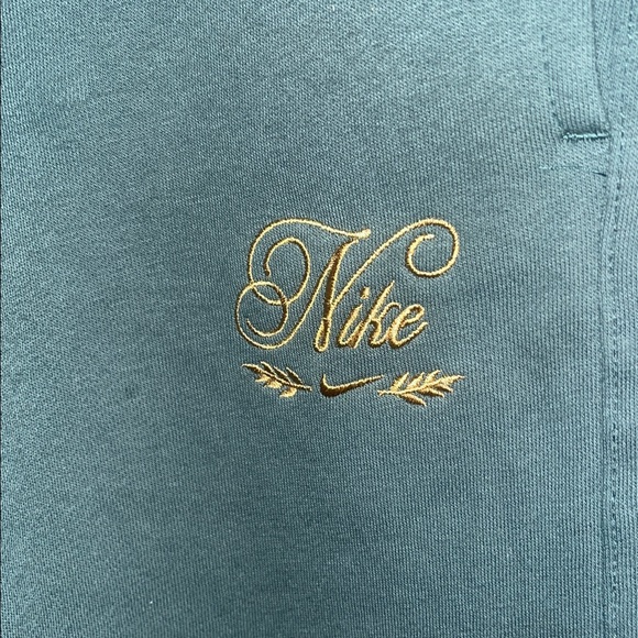 Nike standard fit medium taper leg Joggers with Gold Embroidery - Picture 4 of 7